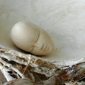 Coquille d'Anna - 2006, fer, plâtre, racines et terre cuite, diam. 30 cm